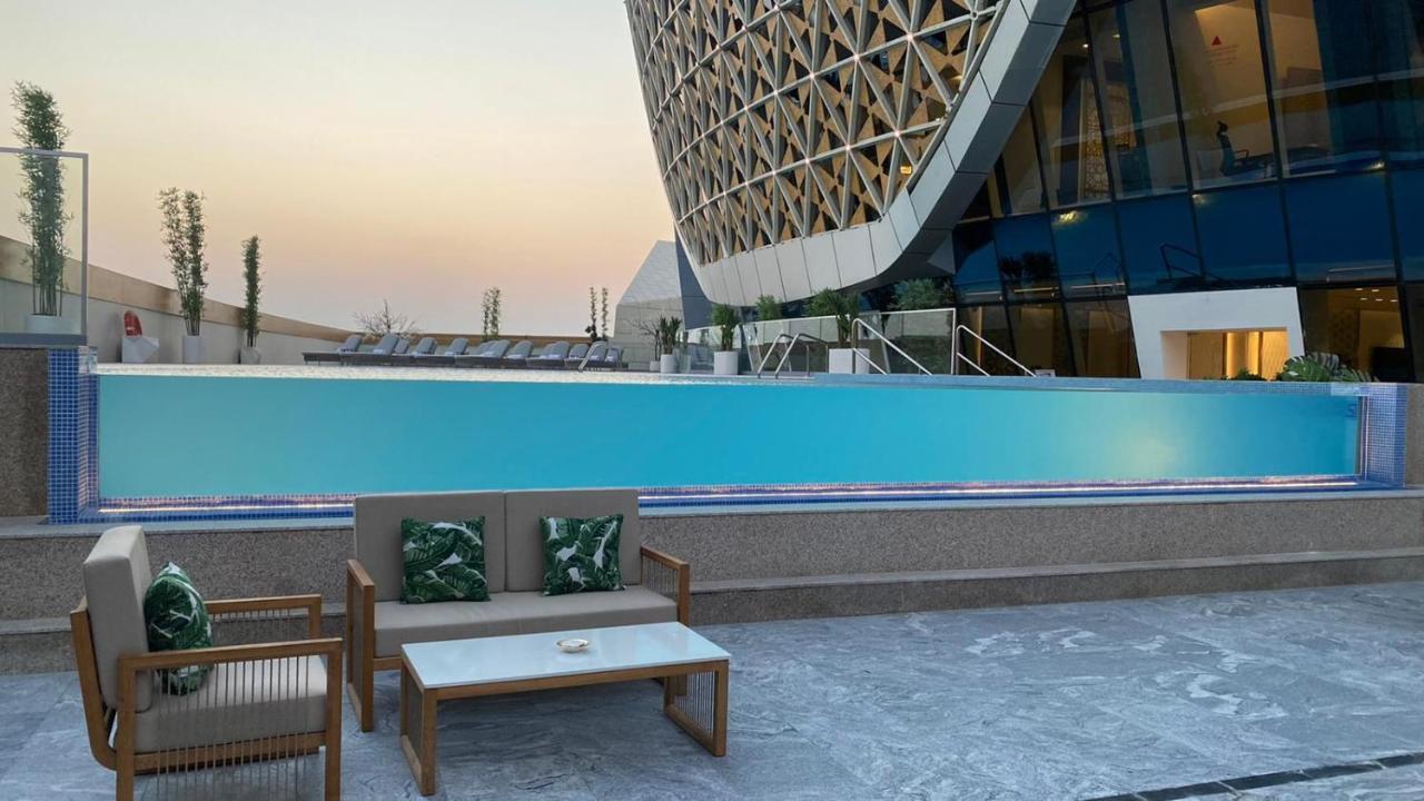Velero Hotel Doha Lusail Exteriér fotografie The pool at the Ritz-Carlton, DIFC
