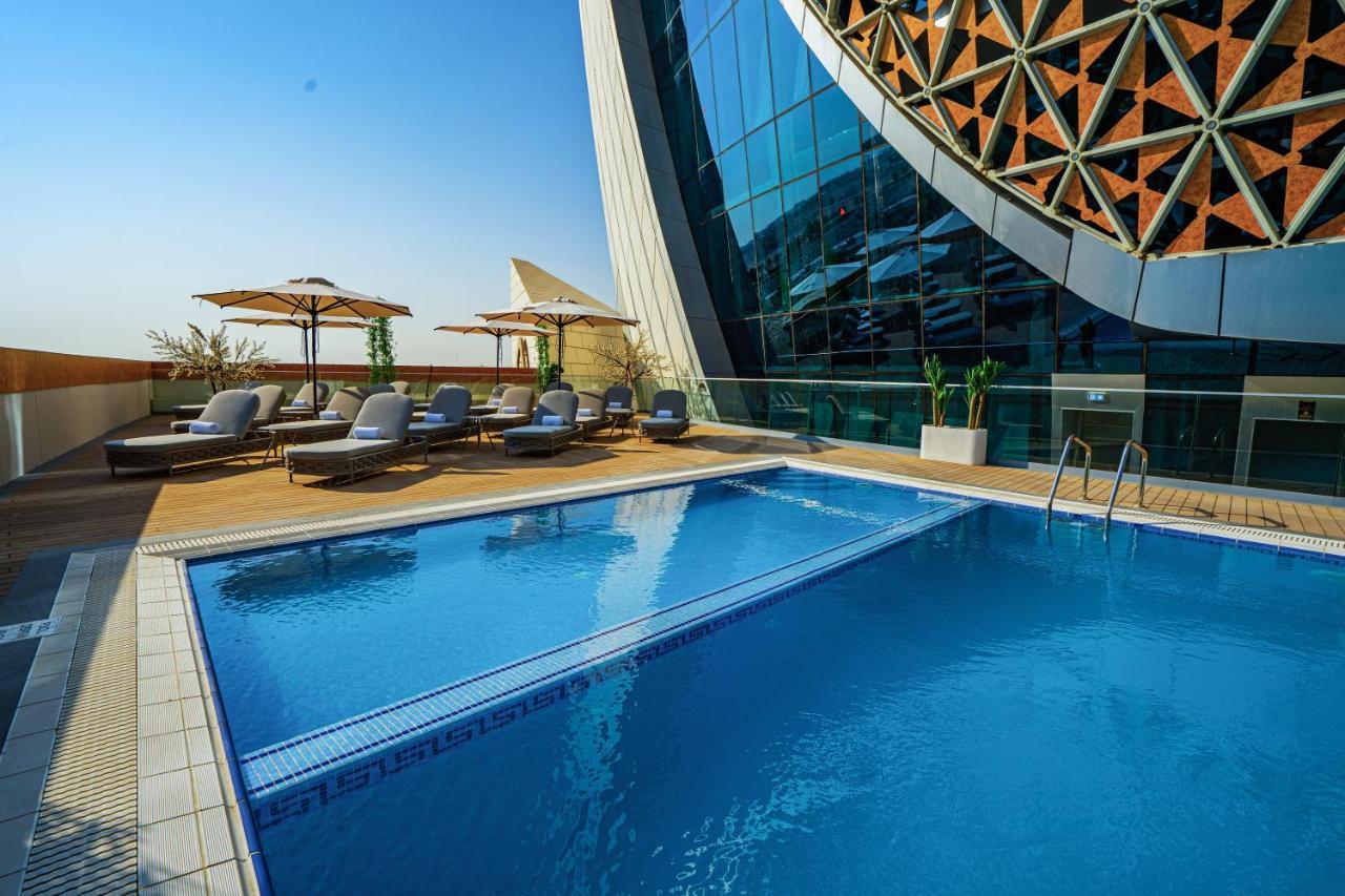 Velero Hotel Doha Lusail Exteriér fotografie The swimming pool at the hotel