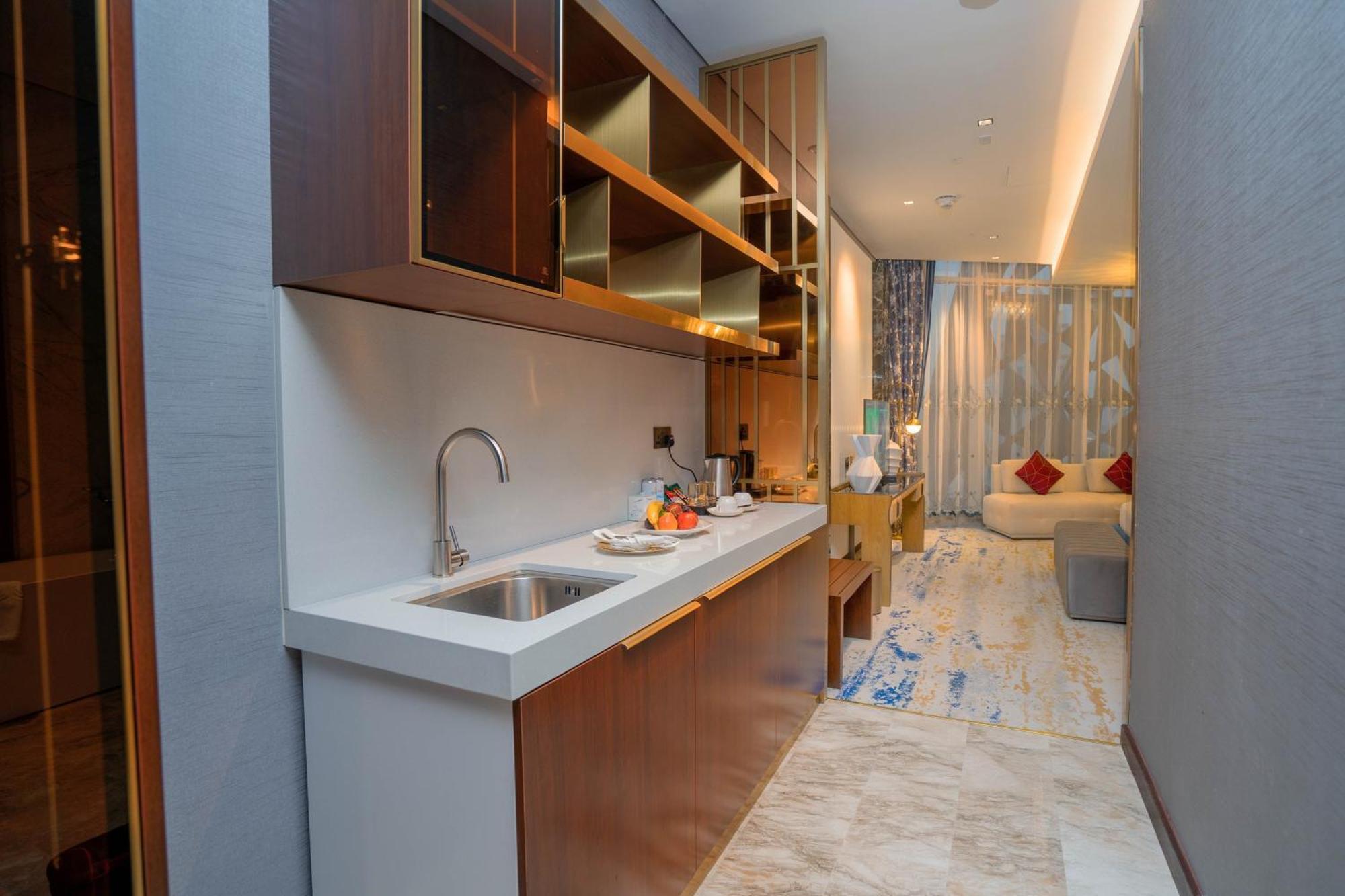 Velero Hotel Doha Lusail Exteriér fotografie A kitchen in a hotel suite
