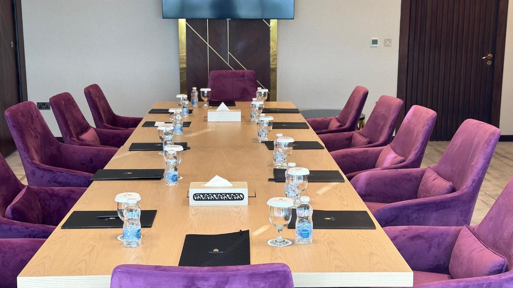 Velero Hotel Doha Lusail Exteriér fotografie The boardroom of the National Bank of Oman