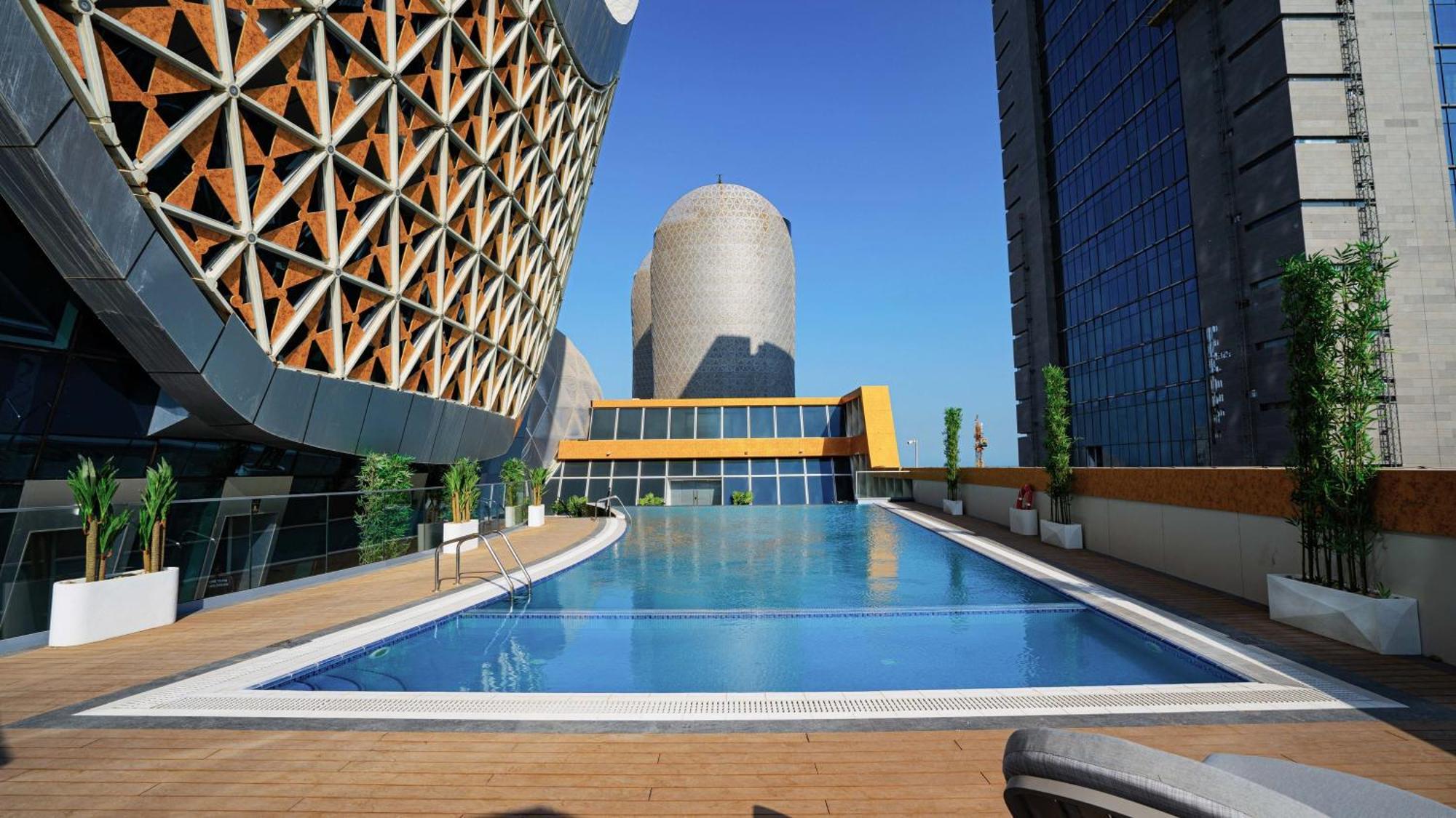 Velero Hotel Doha Lusail Exteriér fotografie The pool at the top of the hotel