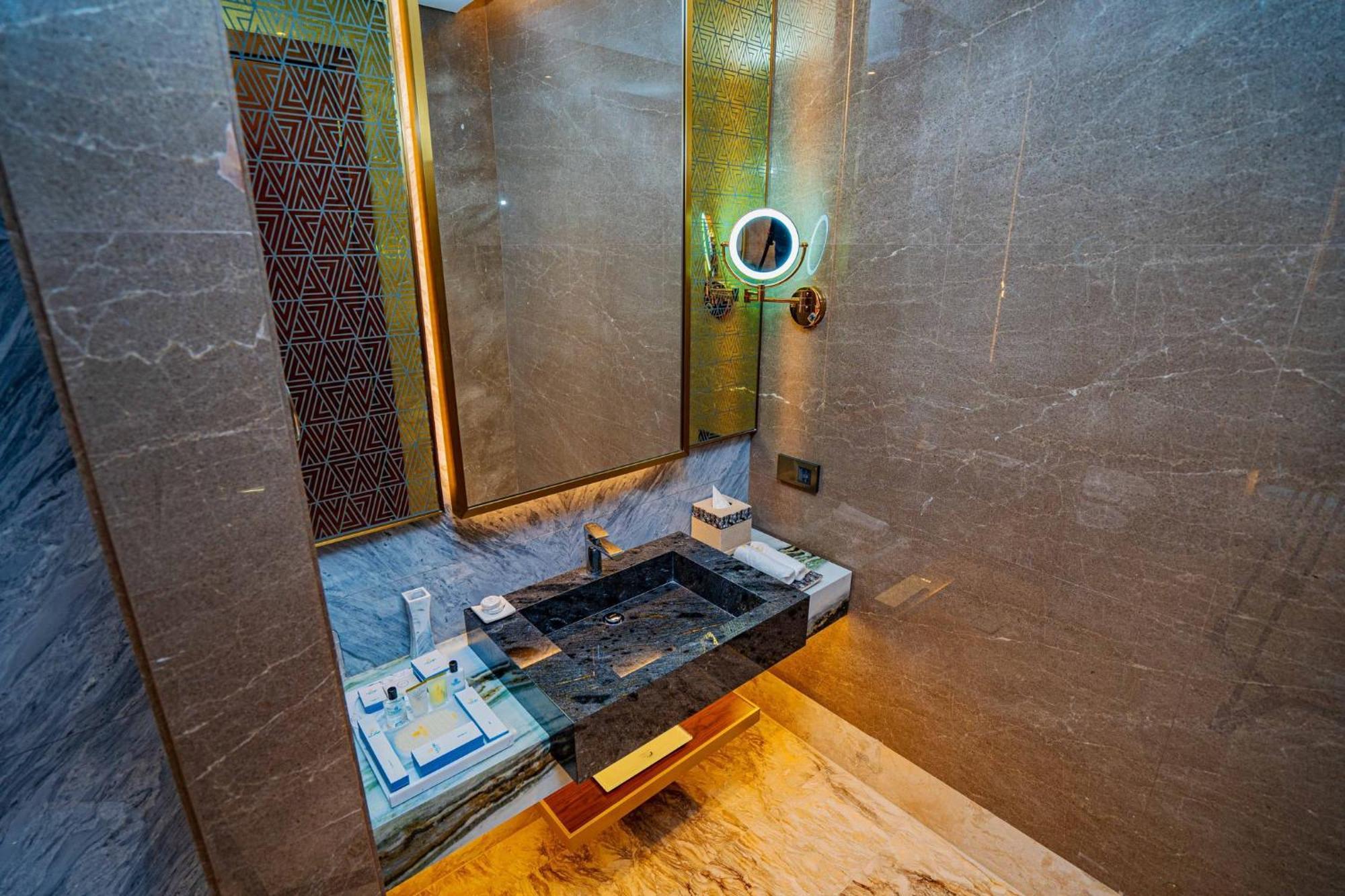 Velero Hotel Doha Lusail Exteriér fotografie Bathroom